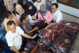 Pembagian alat tulis dan tas sekolah gratis di Jombang