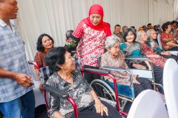 Khofifah mengajak ciptakan ruang nyaman dan peduli lansia di Jatim