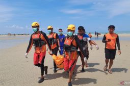 Evakuasi ABK Sumber Jaya yang tenggelam di perairan Tanjung Berikat