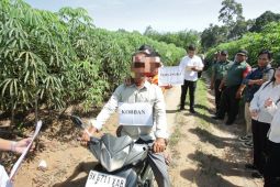 Tukang ojek pertaruhkan nyawa demi sepedamotor