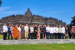 Akhir lawatan, Macron foto bersama seniman di Borobudur