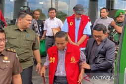 Dugaan korupsi izin tambang: Kejati Kalteng serahkan dua mantan pejabat ke Kejari Barut