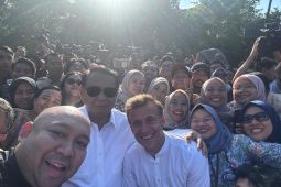 Prabowo-Macron selfie bersama wartawan di Borobudur