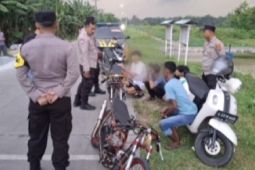Polisi Serang amankan remaja yang tutup akses jalan untuk balap liar