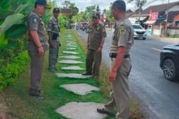 Satpol PP Gianyar bongkar taman di trotoar, pemilik berterima kasih ke pemerintah