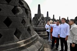 Menbud  dampingi Presiden Prabowo sambut Macron di Candi Borobudur