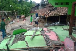 Pemkab Bekasi dan PVMBG kaji fenomena pergerakan tanah Kampung Tembong Gunung