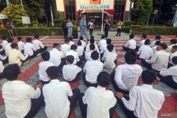 Telaah - Pendidikan, antara pendekatan ala barak militer dan "Kurikulum Cinta"