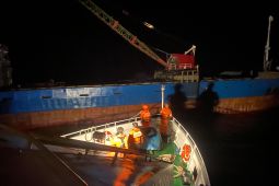 Tim SAR gabungan evakuasi empat ABK KM Naga Sejahtera di perairan Banggai