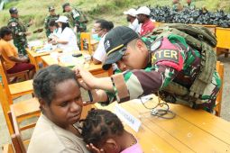 Prajurit Satgas Yonif 112/DJ gelar pengobatan untuk masyarakat Ilu