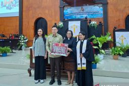 Pemkot Kupang salurkan bantuan 50 juta bagi GMIT Horeb Perumnas