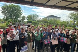 Eco Bhinneka bagikan 350 besek untuk wadah daging kurban