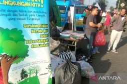 DLH Cianjur menukar sampah plastik dengan paket sembako