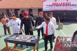 Lapas Kediri musnahkan telepon seluler hasil operasi