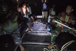 TNI AL mengevakuasi jenazah korban tenggelam di pesisir pantai Indramayu