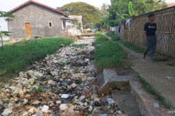 Saluran irigasi sepanjang 1 kilometer di Serang dipenuhi sampah