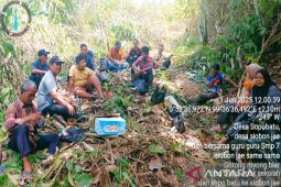 Kasek SMPN 7 Siobon Jae buka akses jalan lintas ke Sopo Batu
