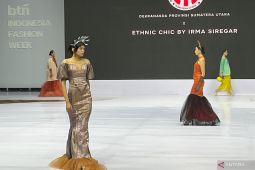 Koleksi busana dari wastra Karo ditampilkan di IFW 2025