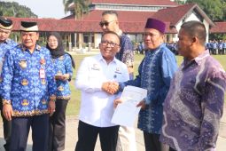 Kakanwil Kemenkum dan Bupati Tangerang serahkan akte Koperasi Merah Putih