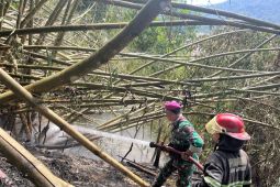 TNI AL padamkan api yang bakar lahan di lereng bukit Putus Putus
