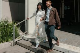 Penyanyi Stephanie Poetri berbusana Indonesia-Amerika di hari pernikahan