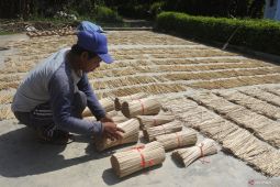 Produksi tusuk satai di Jember