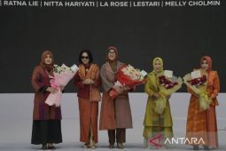 Tenunan khas Dompu tampil elegan di panggung Indonesia Fashion Week 2025