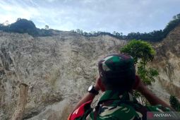 Tim SAR belum temukan empat korban yang tertimbun longsor Gunung Kuda Cirebon