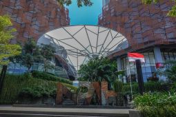 Pusat perbelanjaan di Makassar hemat listrik 10 persen dengan PLTS