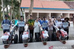 Titiek Soeharto serahkan bantuan traktor ke petani Kulon Progo