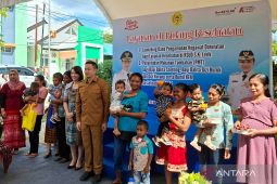 Pemkot Kupang menyerahkan paket PMT bagi ibu hamil dan balita stunting