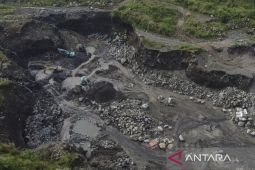 Tambang pasir di kaki Gunung Galunggung