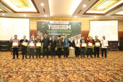 FKIP UMPR beri penghargaan pada Kepala Dinas Pendidikan Se-Kalteng