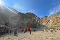 Tim SAR menghentikan sementara pencarian empat korban longsor Gunung Kuda