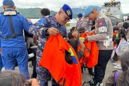 Murid TK  di Ternate belajar jaga laut sejak dini bersama Polairud