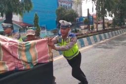 Aksi heroik personel Polresta Deli Serdang dorong kendaraan warga yang mogok