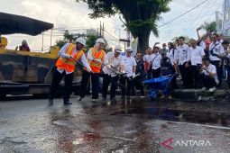 Pemkab Garut memperbaiki akses jalan perekonomian di perkotaan