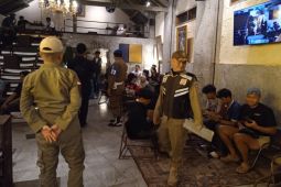 Satpol PP Garut menyisir kafe untuk penegakan jam malam pelajar