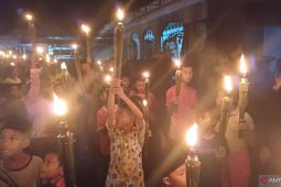 Pawai obor oleh anak-anak meriahkan malam takbiran Idul Adha di Tanjungpinang