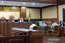 Tiga terdakwa korupsi APD COVID-19 divonis 3 hingga 11,5 tahun penjara