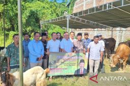 Anggota Komisi XI bagikan puluhan hewan kurban di Bojonegoro-Tuban