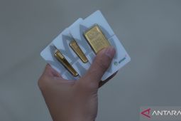 Harga emas Antam hari ini turun