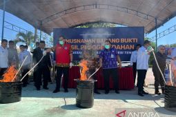 Ditjenpas Sulteng musnahkan barang bukti ratusan ponsel hasil penggeledahan