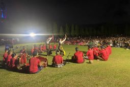 Masyarakat Bali nobar timnas Indonesia sambil dihibur pertunjukan Genjek