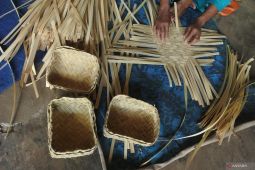 Besek pengganti plastik untuk daging kurban
