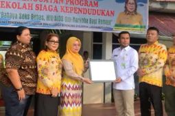 Wabup Labura serahkan penghargaan dari Menteri Kependudukan/BKKBN ke SMAN-1 Kusel