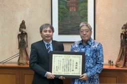 Kedubes Jepang berikan penghargaan kepada Dekan FEB UI Teguh Dartanto