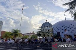 Warga padati Masjid Kubah Timah Pangkalpinang laksanakan shalat Id