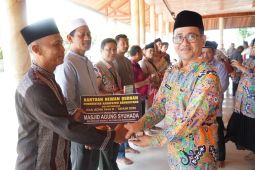 Pemkab Bengkayang Kalbar serahkan 17 ekor sapi kurban