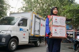 PMI Jakbar membantu korban kebakaran di Tamansari